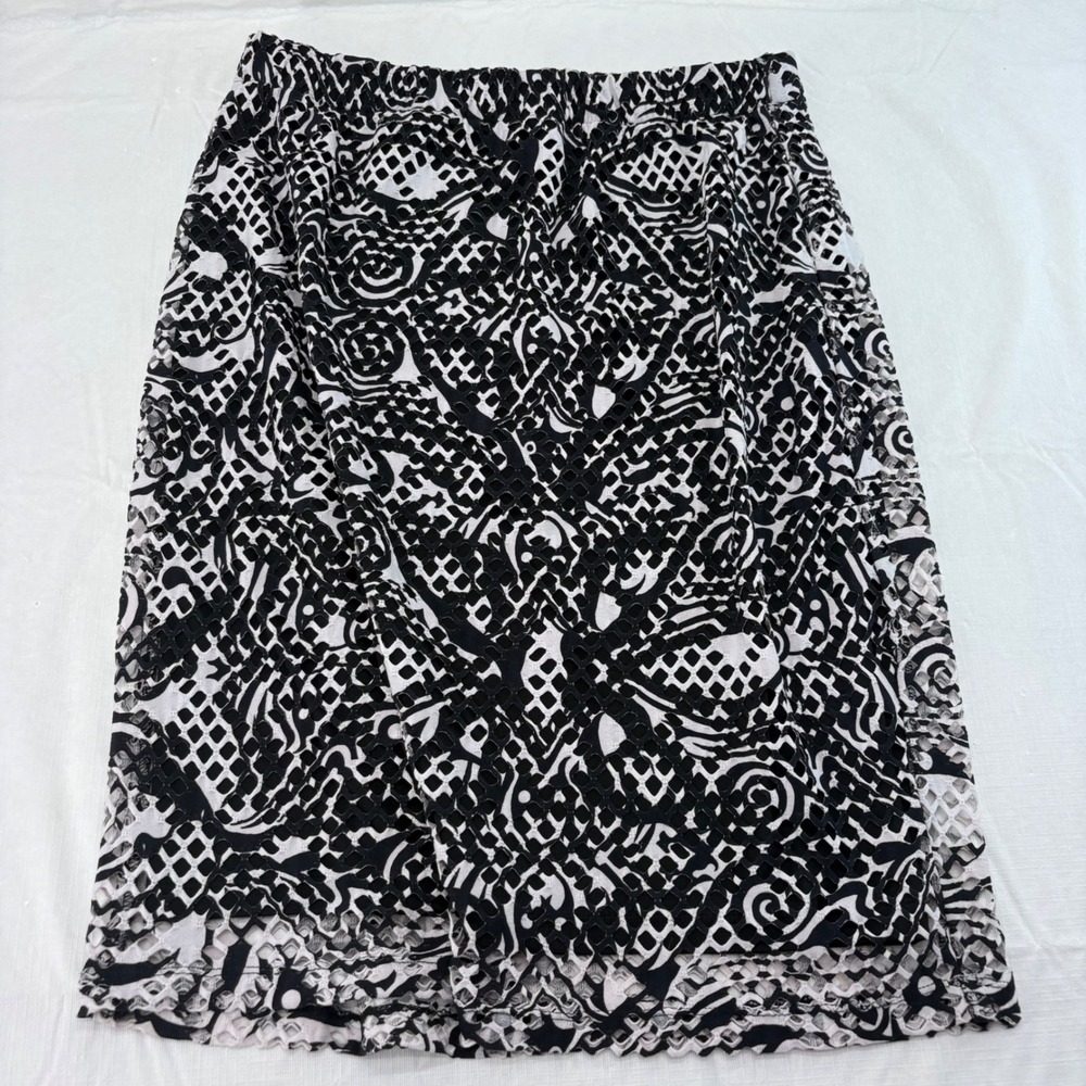 Chicos Travelers Black White Laser Cut Pattern Pencil Skirt Size 0 Small